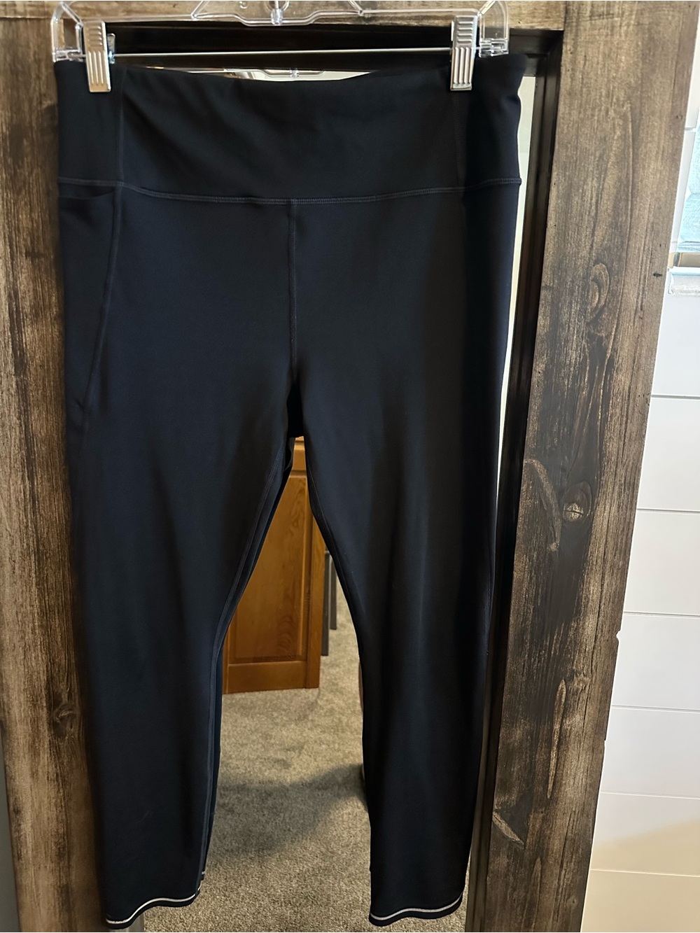Athleta Black High Rise Crop Leggings Medium Zip Pocket Reflective Yoga Run
